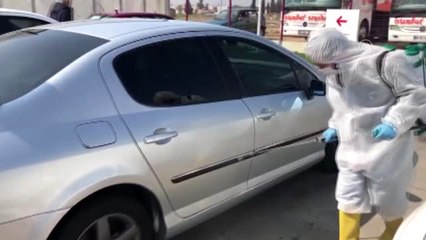 Çorlu'da bir akaryakıt istasyonu, araçları ücretsiz dezenfekte ediyor