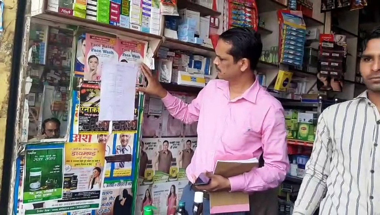 शामली: मेडिकल स्टोर्स पर लगाई मास्क व सैनिटाइजर की लिस्ट
