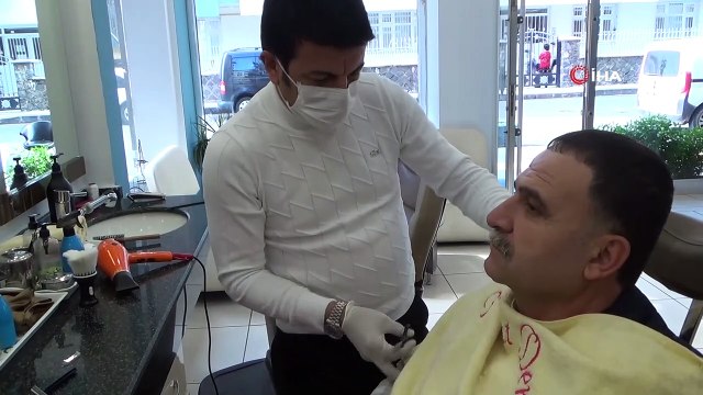 Diyarbakırlı kuaför, ‘Evde kal Türkiye’ çağrısına uyarak yaşlı vatandaşları evde tıraş etme kararı aldı