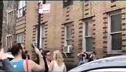 Coronavirus : le mariage étonnant d'un couple à Manhattan (vidéo)