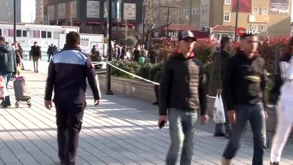 Bariyerde bankta oturmalarına engel olamadı