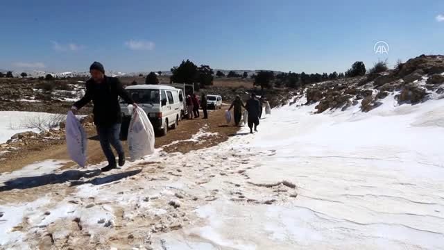 Mut'ta yaban hayvanları için doğaya yem bırakıldı