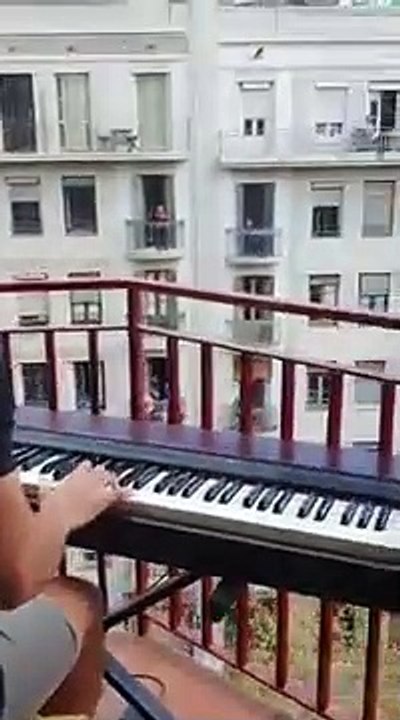 A Barcelone, ce gars joue « My heart will go on » avec sa piano depuis son balcon.