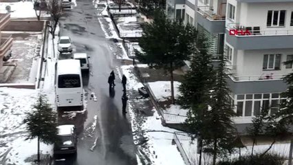 Cenaze arabasına sığmayan boş tabutu yol kenarında unuttular