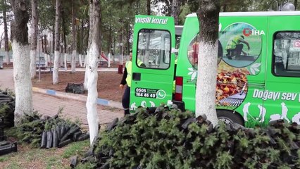 Evlerin Kapısına ‘Evde Kalın’ Notlu Fidan Bırakıldı