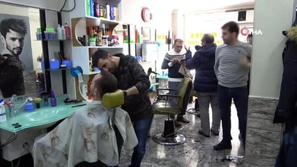 Niğde'de berberlerin kapanma saatinde yoğunluk oluştu