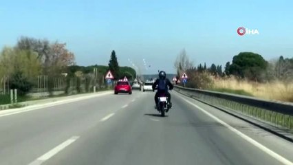 Müzik dinleyen motosikletçiden trafikte tehlikeli hareketler