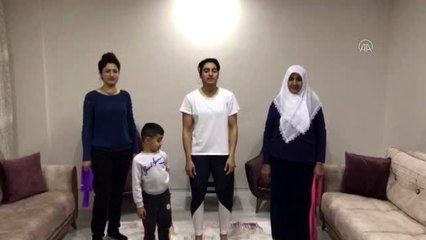 Milli badmintoncu Aliye Demirbağ, antrenmanlarına evinde devam ediyor