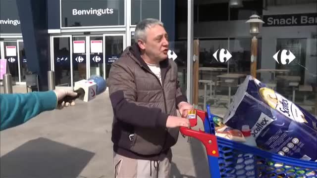 Pese a la prohibición, se sigue viendo a parejas de compras en los supermercados