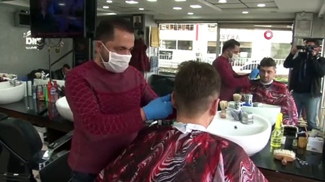 Kayserili Berberden İlginç Tıraş: Fırça Sapına Taktığı Tarak Ve Makineyle Tıraş Yaptı