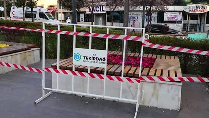 Çiçekliklerdeki banklar, bariyer ve şeritle çevrildi