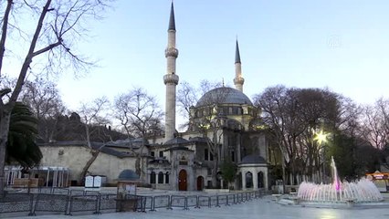 Eyüp Sultan ve Sultan Ahmet Camileri koronavirüs tedbirleri kapsamında boş kaldı