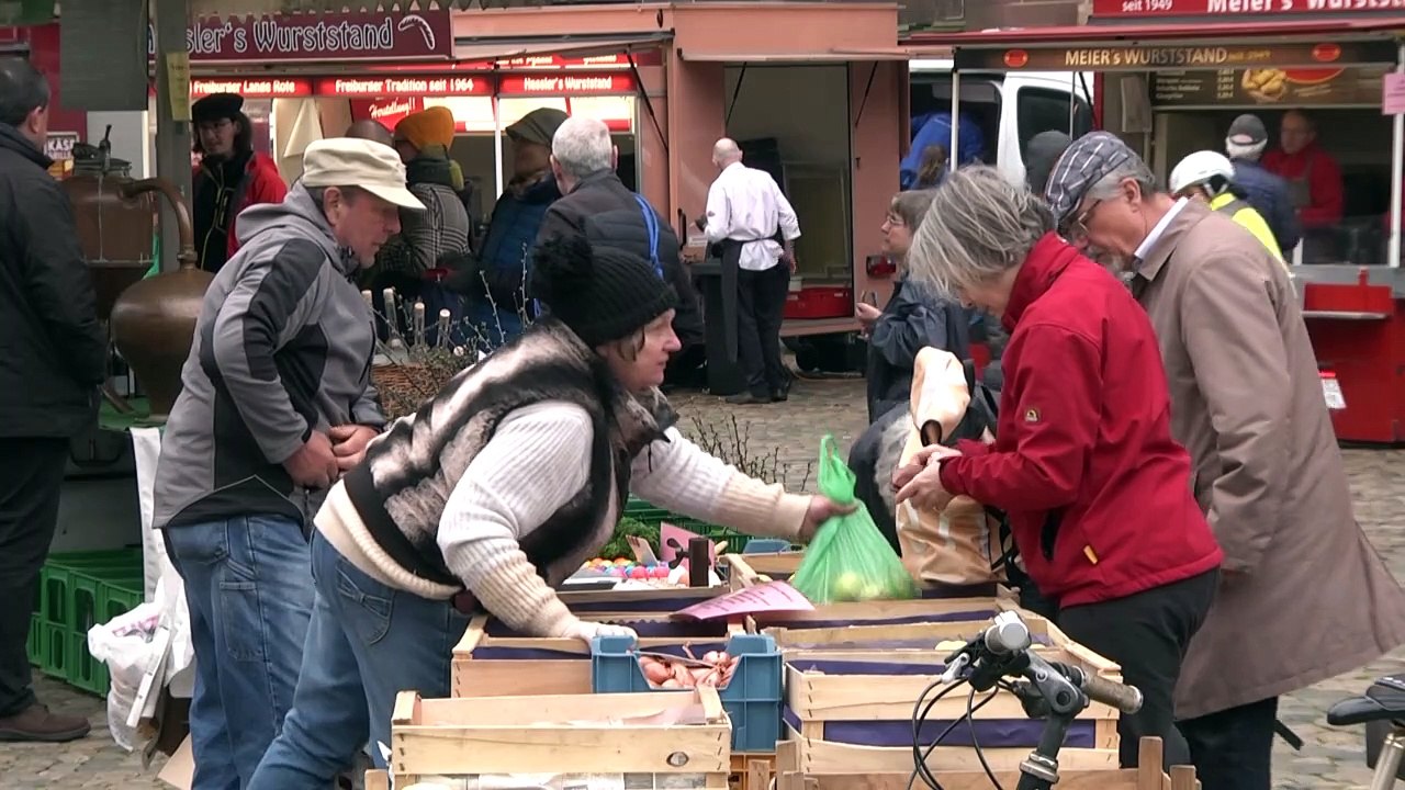 'Betretungsverbot' in Freiburg: Markttreiben und leere Straßen