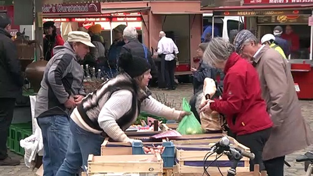 'Betretungsverbot' in Freiburg: Markttreiben und leere Straßen