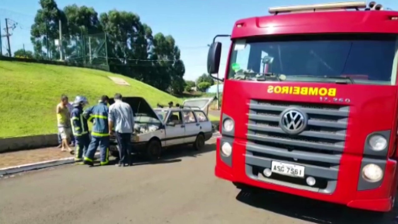 Corpo de Bombeiros é acionado para combater incêndio em veículo na região do Bairro Floresta
