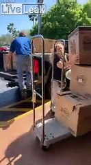 Ils déménagent ou ils sortent des courses ?