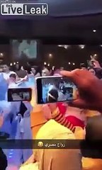 Mariage en Egypte habillés en combinaisons contre le coronavirus