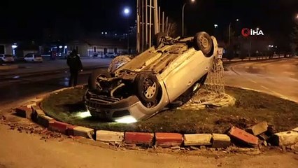 Kontrolden çıkan otomobil, MOBESE direğine çarparak ters döndü: 4 yaralı