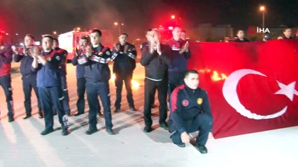 İtfaiyecilerden sağlık çalışanlarına sirenli, alkışlı destek