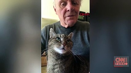 Anthony Hopkins karantinada kedisine piyano çaldı