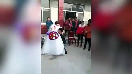 Il n'arrive pas à porter sa femme le jour de leur mariage