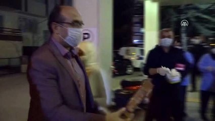 Doğum gününde pankartla hastaneye gelen belediye başkanı, sağlık çalışanlarını alkışladı