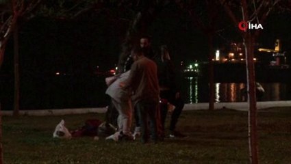 Korona virüsü dinlemeden sahilde piknik yapmaya devam ediyorlar