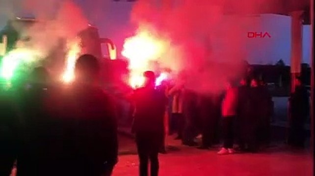 Yasağa rağmen meşaleli asker uğurlaması yaptılar!