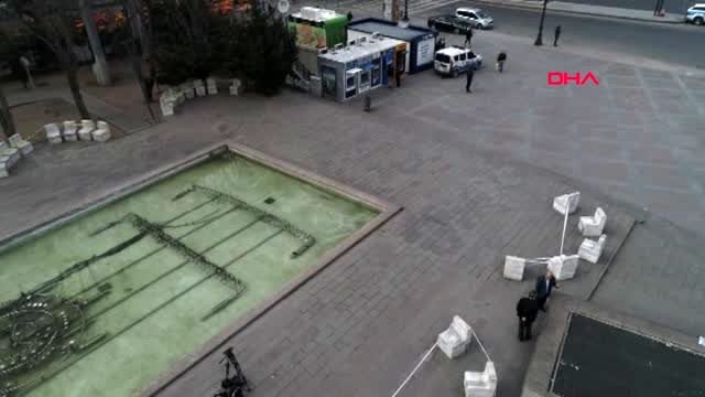 KIZILAY MEYDANI'NDAKİ BANKLAR KORONAVİRÜS TEDBİRLERİ KAPSAMINDA ŞERİTLERLE KAPATILDI