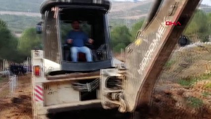 DENİZLİ Kadın profesör BİYOM merkezindeki çatıymayı durdurmak için kepçenin önüne yattı