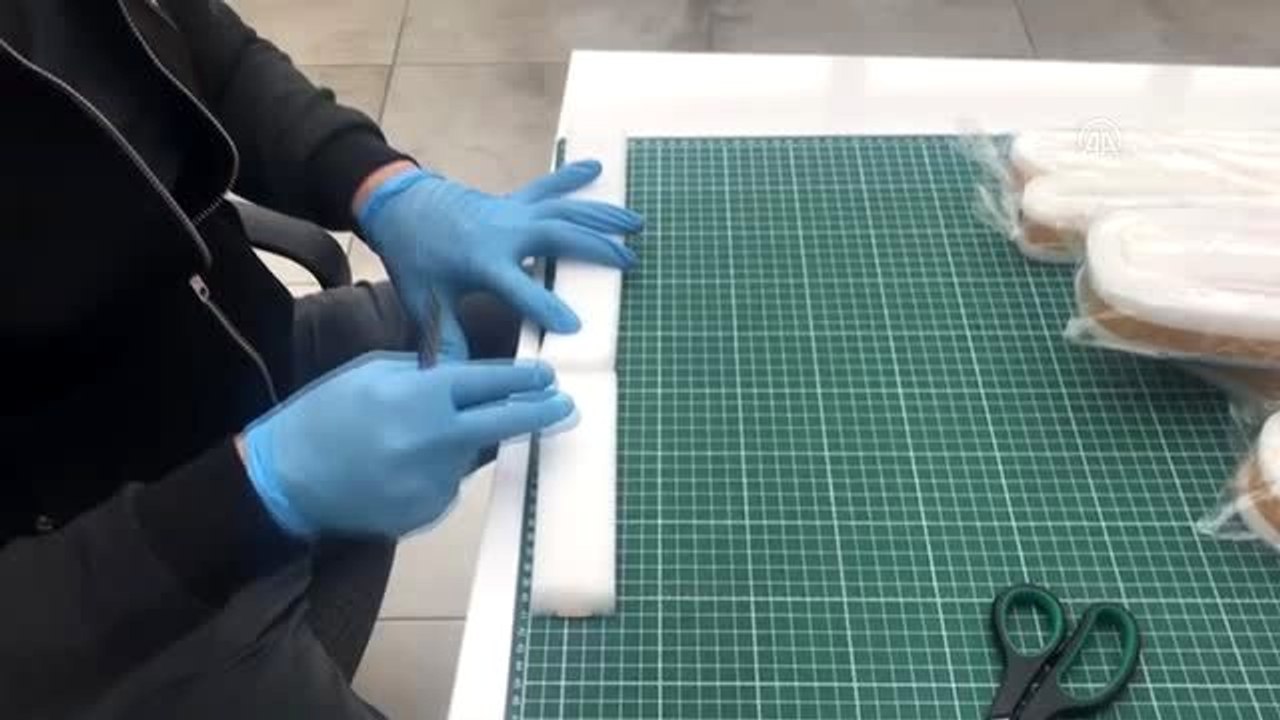 Öğretmenler, sağlık çalışanları için yüz siperlikli maske üretiyor