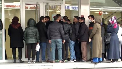 Banka ve PTT şubelerinin önünde kuyruk oluştu