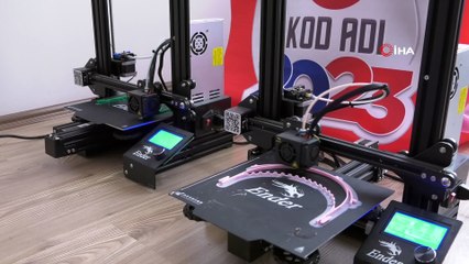 Öğretmenler sağlıkçılar için kalkanlı maske üretiyor