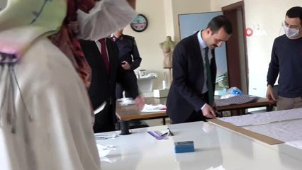 Memurlar maske üretiyor