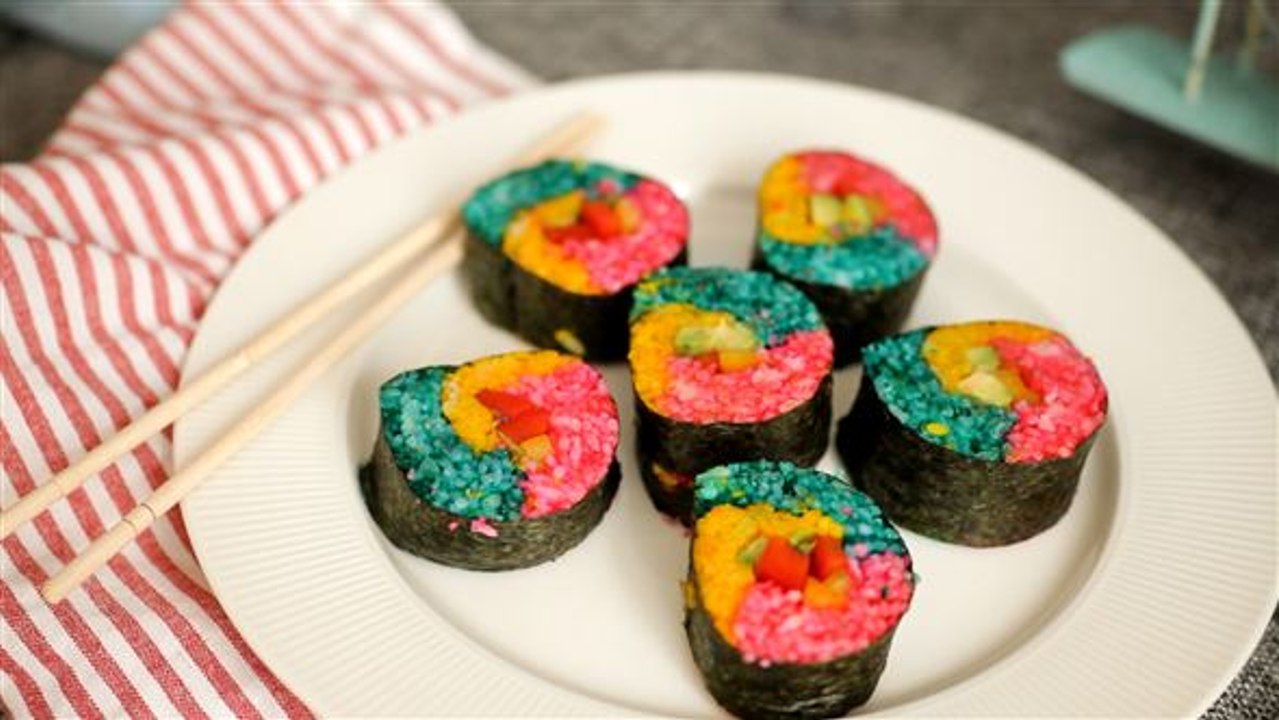 Wie machst du regenbogenfarbene Sushi?