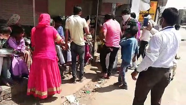 मंदसौर: कालेश्वर सेवा समिति ने कोरोना के चलते गरीबों को किया भोजन वितरित