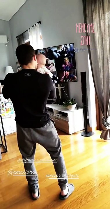 Λευτέρης Πετρούνιας: Χορεύει έχοντας αγκαλιά την κόρη του – Θα λιώσεις με το βίντεο!