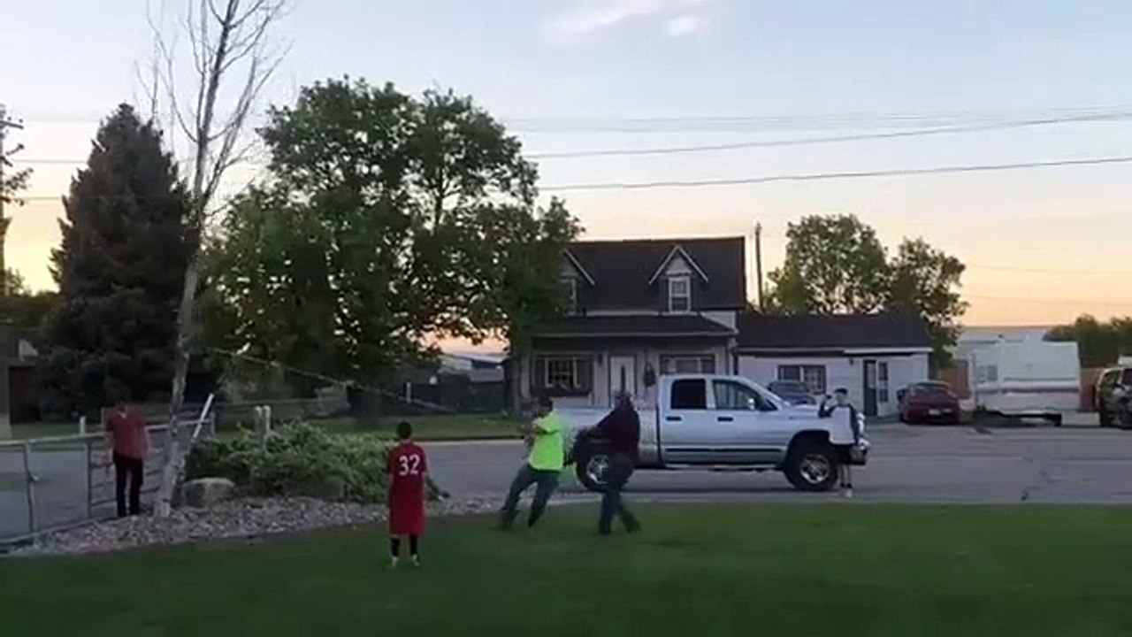 Un instant Karma quand des mecs essayent d'abattre un arbre !