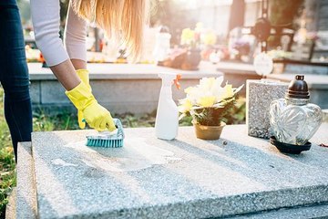 Comment entretenir une tombe facilement ?