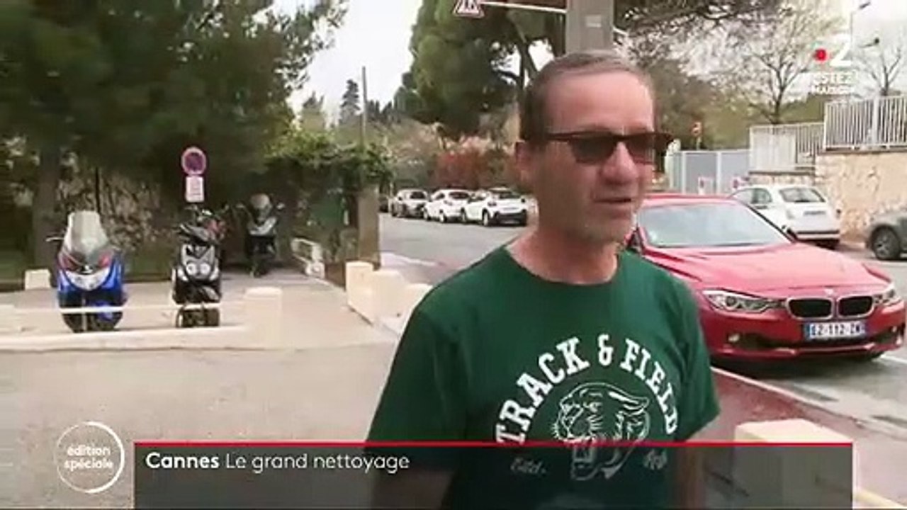 Virus - A Cannes, des agents municipaux répandent dans la rue un produit désinfectant pour tuer le coronavirus