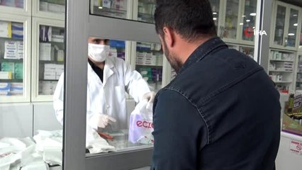 Eczacıdan korona virüse karşı camlı önlem