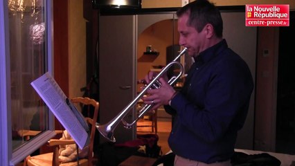 VIDEO. Poitiers : la Lyre Trimouillaise chante et joue d'un instrument de sa fenêtre pour les soignants