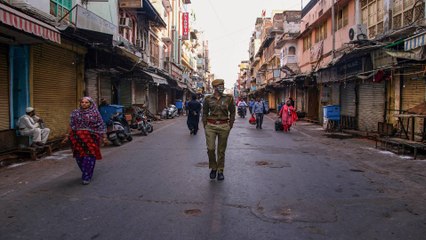 Télécharger la video: Janta Curfew in effect, streets wore a deserted look