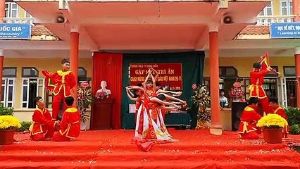 MÚA DÒNG MÁU LẠC HỒNG (NHÓM FM) - LỚP 8C
