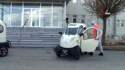 Yaşlılar evden çıkmasın diye alışverişlerini belediye personeli yapıyor