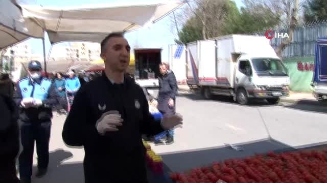 Pazarda seçmece yasaklandı, yiyecekleri pazarcılar poşetledi