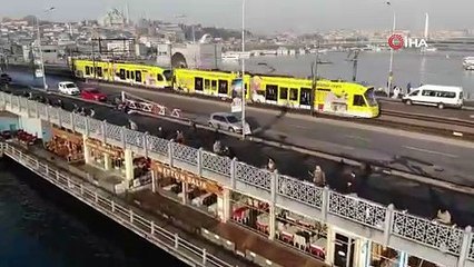 Koronavirüs'e rağmen balıkçılar Galata Köprüsü'nde