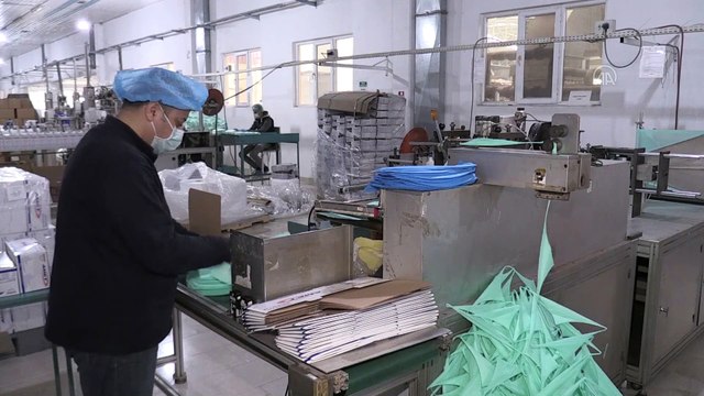 Bu fabrikada çalışmak için ilk şart 'bıyıksız olmak' - ADANA - Dailymotion  Video