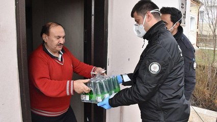 Yaşlının maden suyu isteğini polis karşıladı
