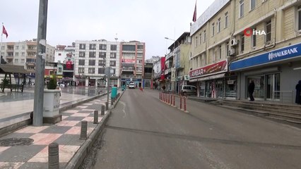 Polis park ve bahçelerde oturan 65 yaş üzeri vatandaşları evlerine gönderiyor